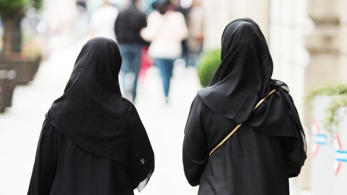 Muslima mit Burkas spazieren in der Innenstadt München Bayern Deutschland