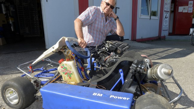 Garching: Peter Wendl mit einem Prototyp für BMW. Er betreibt die legendäre Kartbahn. Nun beschert ausgerechnet der Autobauer den Motorsportfreunden das Aus.