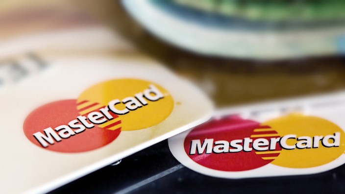 Gebühren: Wer online häufig per Mastercard bezahlt, spart künftig Geld: Bezahlen per Kreditkarte wird ab 2018 kostenlos.
