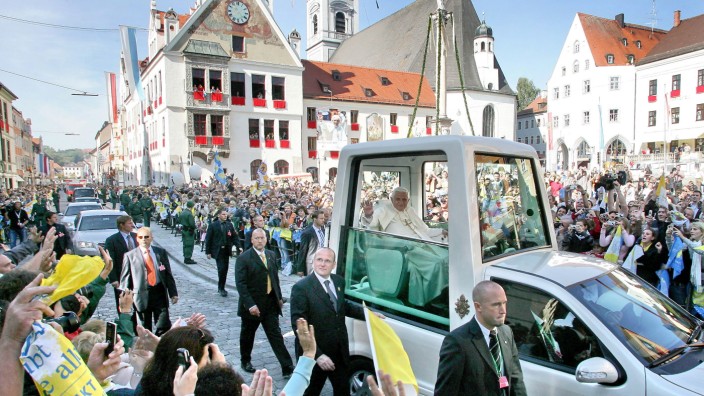 14. September 2006: In einer Art Triumphzug ist Papst Benedikt XVI. vor zehn Jahren durch Freising gefahren.