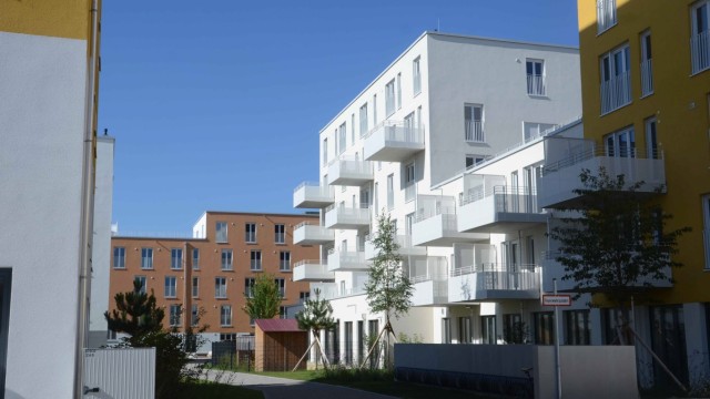 Neue Mitte Karlsfeld: Die Häuser sind wuchtig dimensioniert, aber sie stehen nicht dicht an dicht.