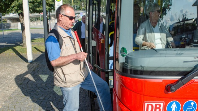 Politik in Bad Tölz-Wolfratshausen: Für Betroffene mit Handicap sind Bushaltestellen kein leichtes Pflaster - besonders der ZOB in Bad Tölz.