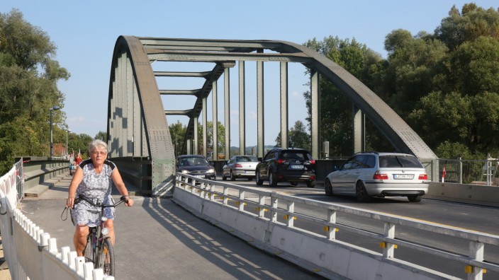 Verkehr: Die Zeit der lästigen Umwege ist für die Verkehrsteilnehmer vorüber, seit Freitag ist die Moosburger Isarbrücke wieder befahrbar.