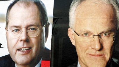 Umfragen: Steinbrück (SPD, l) und Jürgen Rüttgers (CDU) auf Plakaten in Dortmund