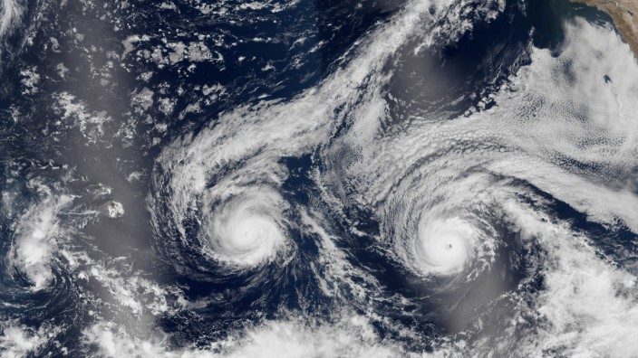 Rückversicherer: Ein Satellitenbild des Hurrikans Madeline: Die Schäden von Wirbelstürmen wirken sich auf die Prämien von Rückversicherern aus.