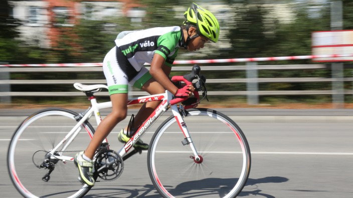 Zum 36. Mal im Programm: Einen starken Antritt hat beim diesjährigen Volksfest-Radrennen in Neustift der jüngste Teilnehmer Fabian Wrona bewiesen.