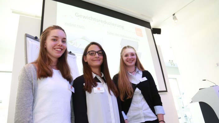 Allach: Bei der Abschluss-Präsentation: Lola Reik, 15, aus Weßling, Kim Laura Engelhardt,16, aus Ansbach und Franziska Angerer, 16, aus Augsburg.