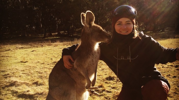 Snowboarden Down Under: Springer unter sich: Nadja Flemming posiert während eines Trainingsaufenthalts in Australien mit einem Känguru.