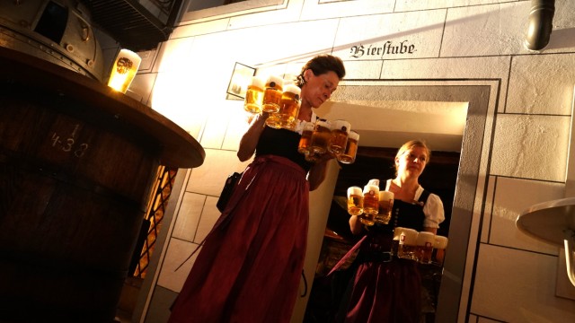 Hopfen und Malz: Wenn die Wiesn startet, haben die Bedienungen deutlich schwerer zu tragen. Bei der Bierprobe gab es für die Gäste noch kleine Krüge.