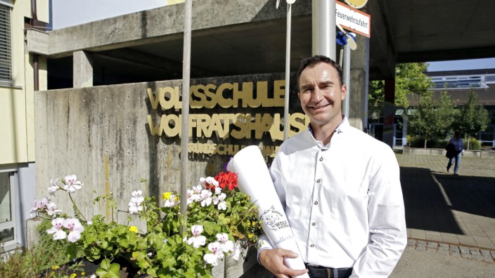 Hammerschmiedschule: Auch der neue Rektor hat eine Schultüte bekommen: Frank Schwesig wurde am Dienstag ins Amt eingeführt.