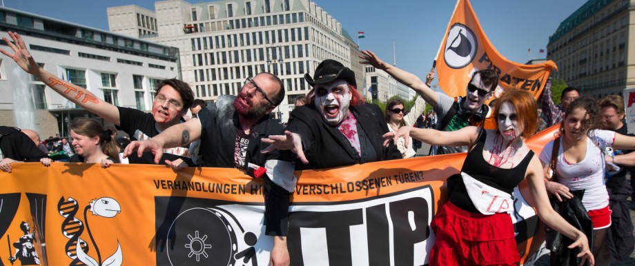 Mitglieder der Piratenpartei protestieren als Zombies am Brandenburger Tor gegen das geplante transa