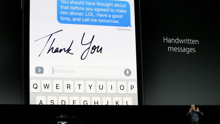 Betriebssystem: Vergangene Woche stellte Craig Federighi iOS 10 vor. Jetzt können Nutzer es herunterladen.