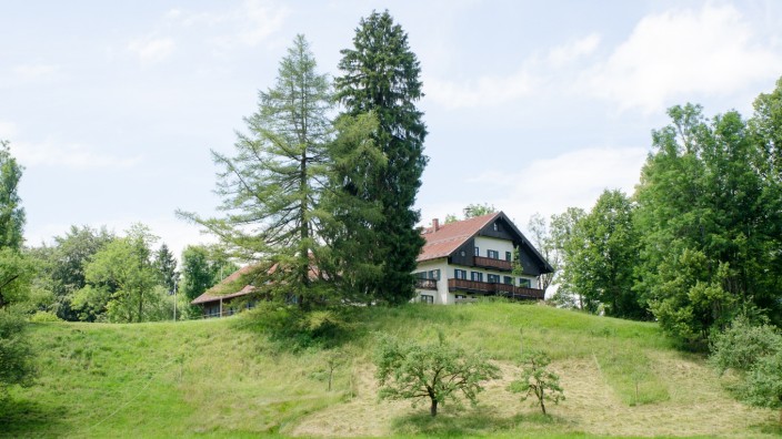 Streit: Ein Hotel mit rund 80 Betten, Chalets, Reitstall und Sauna soll auf rund 4,5 des insgesamt 22,5 Hektar großen Areals in Oberfischbach entstehen, wo früher ein Eon-Tagungshaus stand.