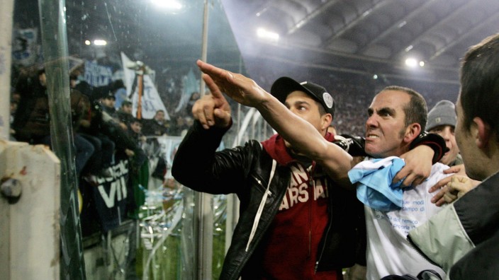 Fußball: Mit solchen Szenen wurde Paolo Di Canio bei Lazio Rom bekannt.