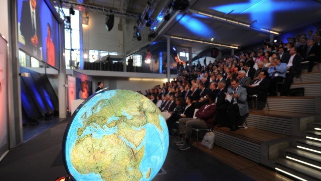 Prominent besetztes Treffen: Wie ist unser Planet zu retten? Darüber tauschten sich die Teilnehmer des Zukunftskongresses im Deutschen Museum aus.