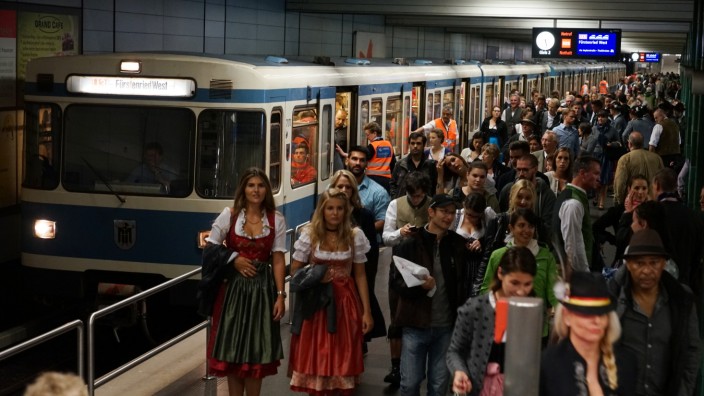 Verkehrsmittel: U4 und U5 halten direkt an der Theresienwiese. Ist hier viel los, kann auch von den U-Bahn-Stationen Schwanthalerhöhe, Poccistraße und Goetheplatz zum Oktoberfest gelaufen werden.