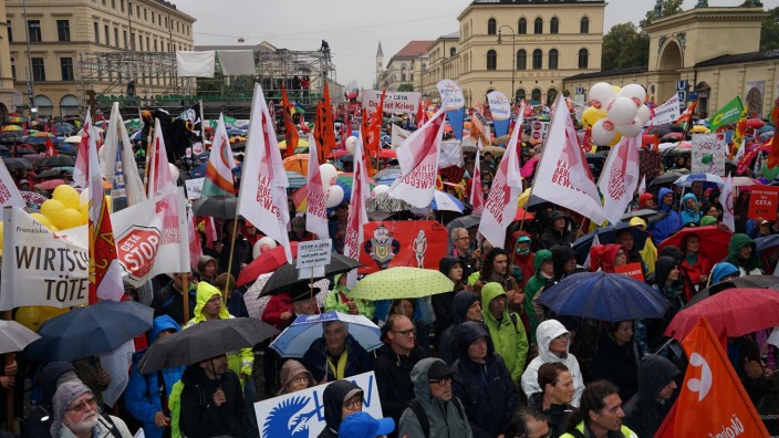 Protest: Am Samstag kamen etwa 23 000 Menschen aus ganz Bayern auf dem Odeonsplatz zusammen, um sich gegen die geplanten Freihandelsabkommen zu wehren.