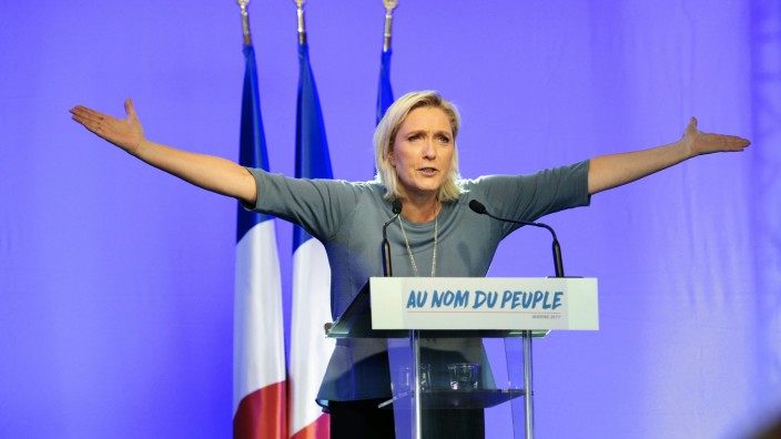 Frankreich: "Marine Présidente, Marine Présidente!" hallen die Sprechchöre durch den Raum, als die Chefin des Front National ihren Präsidentschaftswahlkampf inoffiziell eröffnet.