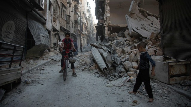 Syrien: Statt einer Straße trennt diese Häuser in Karm al-Jabal, einem Stadtteil von Aleppo, nur noch ein Haufen Schutt.