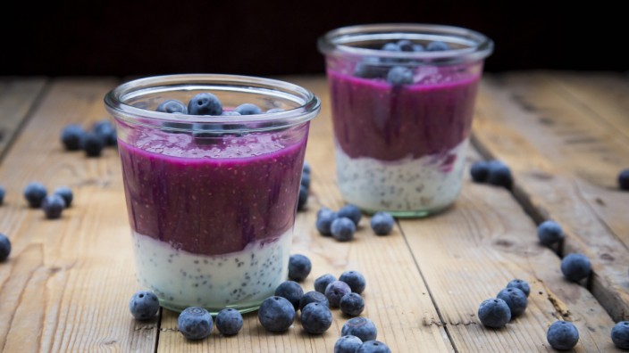 Two glasses of chia blueberry pudding PUBLICATIONxINxGERxSUIxAUTxHUNxONLY LVF004515