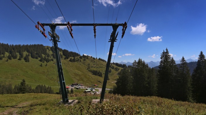 Bayerische Alpen: Streitobjekt par excellence: Am Riedberger Horn sollte eine große Skischaukel entstehen, trotz Schutzzone C - vorne mit dabei Markus Söder, der später aber zurückzog.