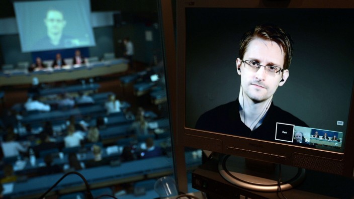 NSA-Ausschuss: Edward Snowden, hier auf einem Bildschirm während einer Videoschalte zum EU-Parlament in Straßburg.