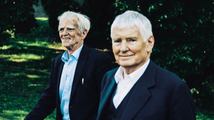Ströbele und Schily im Gespräch: Hans-Christian Ströbele und Otto Schily im Berliner Tiergarten vor dem Interview. Noch lachen sie.