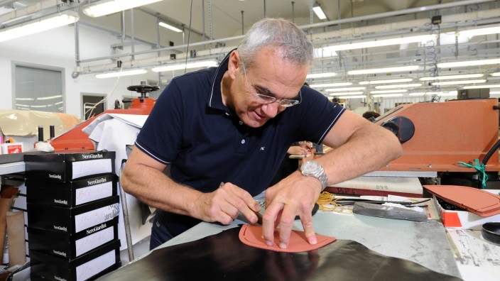 Nero Giardini: Enrico Bracalente weiß, wie es geht. Der Unternehmer hat das Schuhmacher-Handwerk von der Pike auf gelernt. Heute beschäftigt seine Firma fast 2600 Menschen. Seine Marke heißt Nero Giardini.