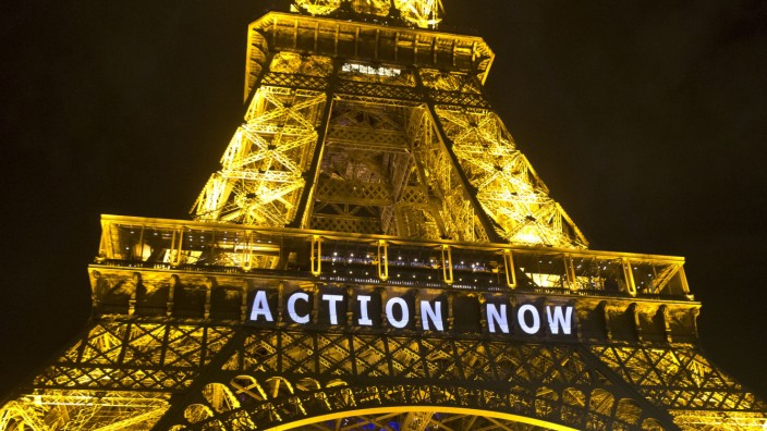 Klimaschutz: Slogan auf dem Eiffelturm für weniger Emissionen und Luftverschmutzung während der UN-Klimakonferenz in Paris 2015.