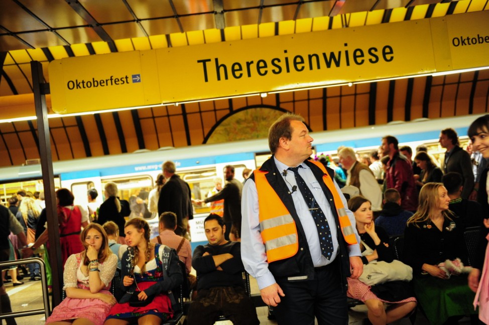 U-Bahnhof Theresienwiese während des Oktoberfests in München, 2014