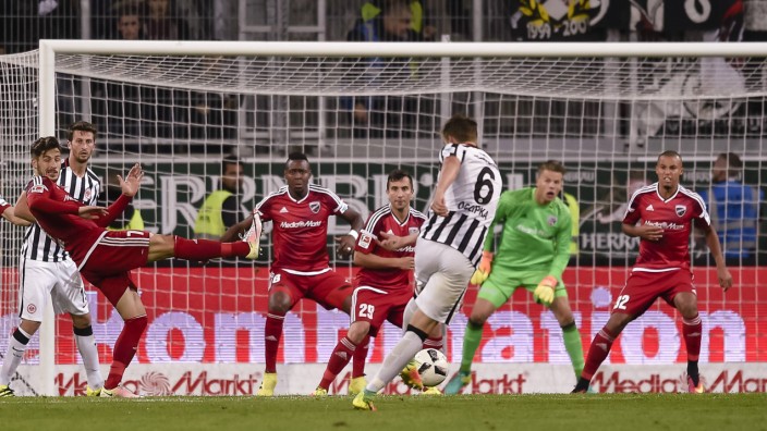 Bastian Oczipka Eintracht schiesst das Tor zum 0 2 waehrend dem Fussball Bundesliga Spiel FC Ingol