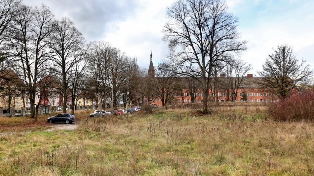 60-Millionen-Euro-Projekt: Auf diesem Grundstück vor dem ehemaligen Stabsgebäude soll einmal die neue Schule im Steinpark stehen.
