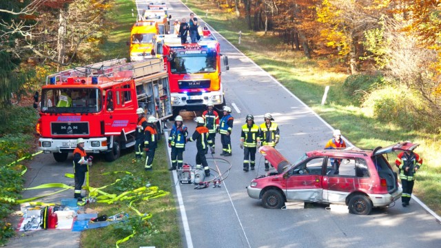 Corona-Krise in Ebersberg: Feuerwehrübungen, hier ein Archivbild von einer Unfall-Simulation auf der Staatsstraße 2080 im Ebersberger Forst, fallen derzeit wegen Corona aus.