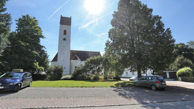 Kirchenumfeld in Kranzberg: Der Kirchenvorplatz in Kranzberg lädt bisher nicht zum Verweilen ein, das soll nun anders werden.