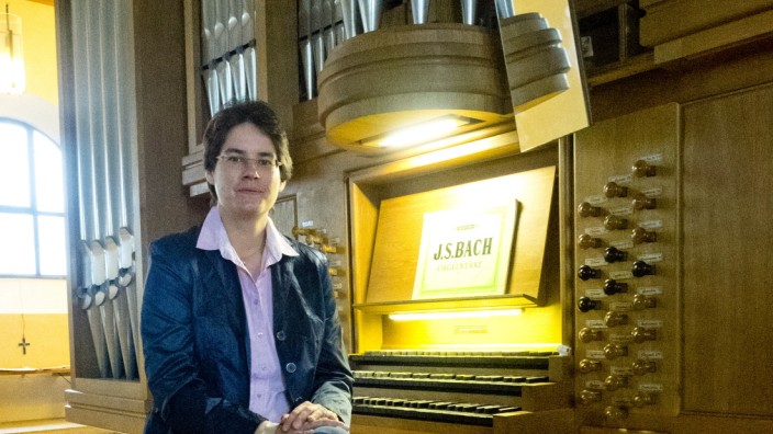 Poing Kirchenmusikerin Angelika Tasler an der Orgel