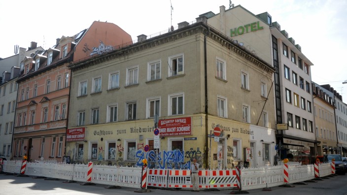 Sanierungsfall: Problem-Immobilie: Die letzten Mieter sind 2005 ausgezogen. Seitdem verfällt das Haus an der Ecke zur Schießstättstraße, früher Heimstatt des "Riedwirt".