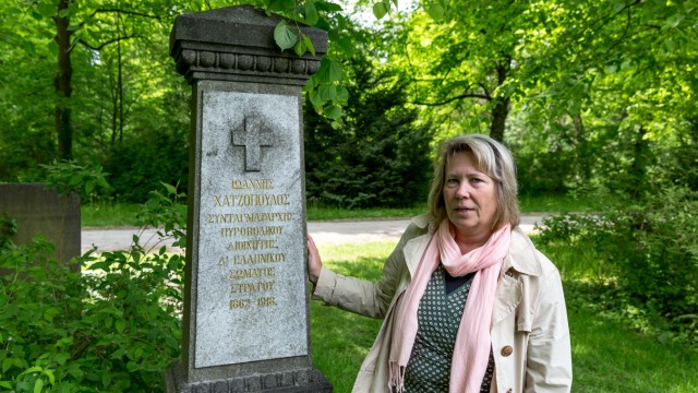 Erster Weltkrieg: An Kommandant Ioannis Chatzopoulos erinnert heute eine Grabstele auf dem städtischen Friedhof, Betriebsleiterin Evelin Mühle ließ sie wieder aufstellen.