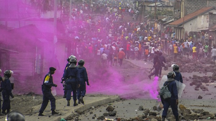 Kongo: Kongolesische Sicherheitskräfte setzen bei einer Demonstration in Goma Leuchtgeschosse ein. Immer häufiger endeten zuletzt Protestkundgebungen in tödlicher Gewalt. Eigentlich müssen bald Wahlen stattfinden, doch noch immer gibt es keinen Termin.