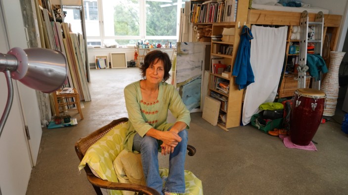 Immobilien: Malerin Monika Reinhart wohnt im "Streitfeld" in Berg am Laim. Die Künstlerin ist seit 2009 Mitglied in der Genossenschaft "Kunstwohnwerke".