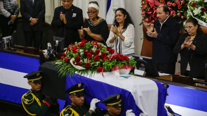 Nicaragua: Staatsschef Daniel Ortega (2. v.r.) trauert um seinen engen Freund René Núñez. Kurz darauf wird der im Amt bestätigt.