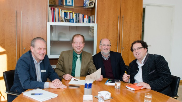 Geretsried: Zum Kulturherbst 2015 lachten noch alle (v.l.): Werner Rampfel, Bürgermeister Michael Müller, Florian Zwipf-Zaharia und Harald Helfrich.