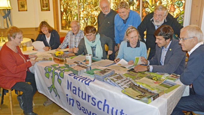 Fürstenfeldbruck: Auf großes Interesse stößt der Vortrag von Martin Geilhufe (2. von rechts) bei den BN-Vorstandsmitgliedern um Eugenie Scherb (links).