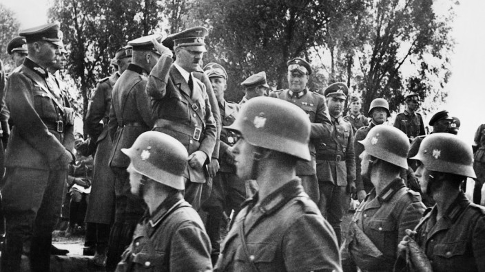 Adolf Hitler beim Truppenbesuch in Südostpolen, 1939