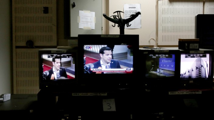Griechenland: Ministerpräsident Alexis Tsipras wollte sich durch eine transparente Vergabe der TV-Lizenzen profilieren. Doch nun gibt es große Zweifel an den Verfahren.