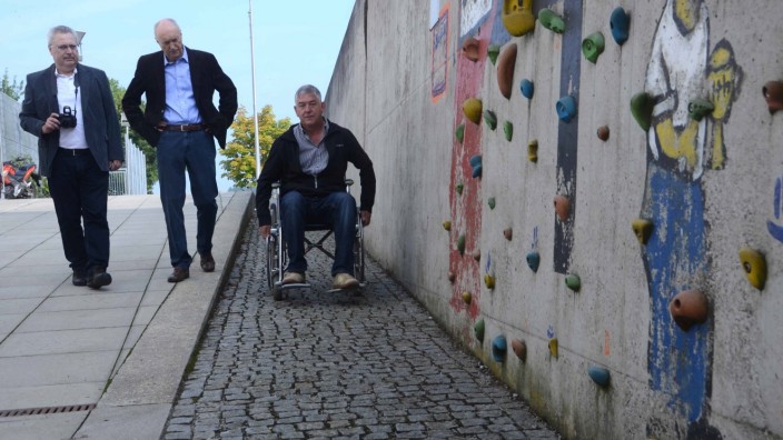 Barrierefreiheit: Praxistest im Dorf: Franz Beier, Simon Landmann und Anton Hassmann (von links) dokumentieren die Schwachstellen.