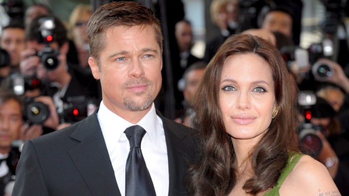 Angelina Jolie divorces Brad Pitt