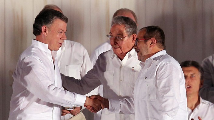 Colombian president, FARC chief sign peace pact