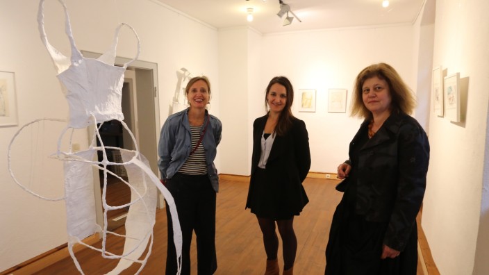 Ausstellung : Objekte wie dieses mit weißem Papier umhüllte Drahtgestell zeigen Christina von Bitter, Carolina Camilla Kreusch und Doris Hadersdorfer (von links).