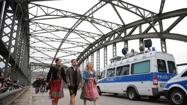 Bundespolizei auf dem Oktoberfest: Auf der Hackerbrücke versucht das Team, die Besucher mit Durchsagen zu steuern.