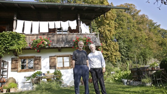 Dreh in Harmating: Das Bauernhaus ist einer der Drehorte - Herbert Wiedenbauer-Schmidt und Nachbar Moritz Mahlmann (li.) davor.